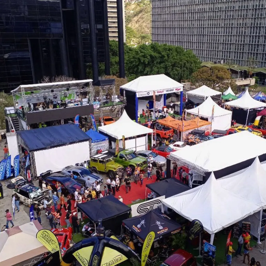 Vista aérea de las carpas y stands de Autofest en la Terraza del CCCT