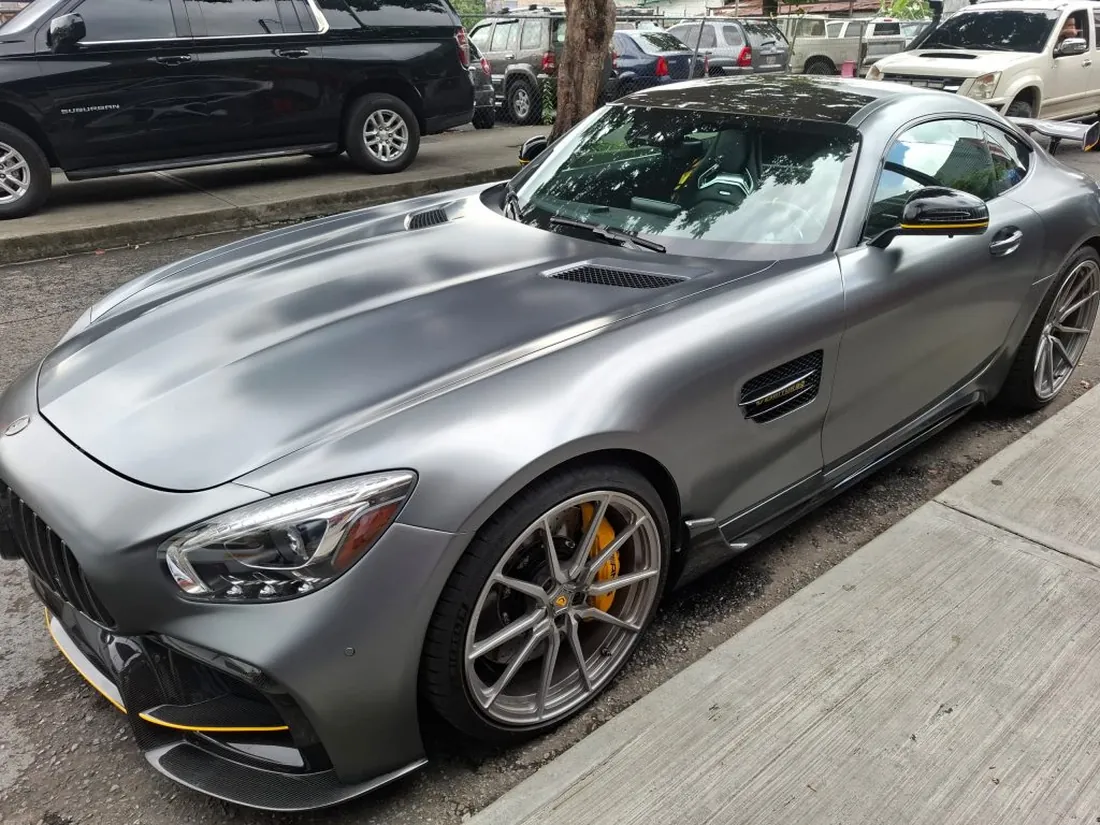 Mercedes AMG GT plateado exhibido en una edición anterior de Autofest